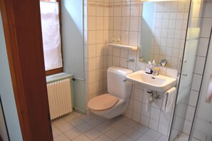 Shower, hair dryer, towels, soap - Hotel de l'Ours (Vuiteboeuf)