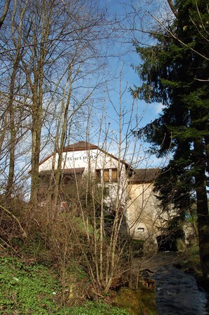 Un edificio con un letrero que dice 'Hotel Edelweiss'.
