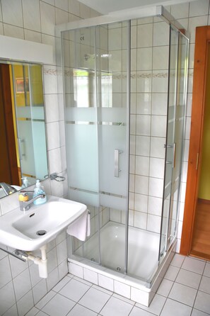 Shower, hair dryer, towels, soap - Hotel de l'Ours (Vuiteboeuf)