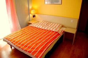 Individually decorated, individually furnished, desk, blackout drapes - Hotel de l'Ours (Vuiteboeuf)