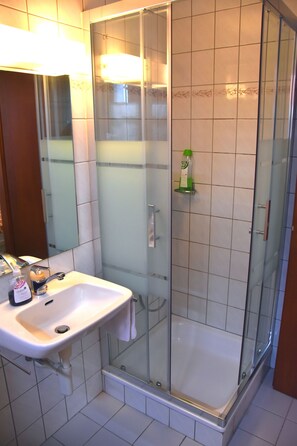 Dusche, Haartrockner, Handtücher, Seife