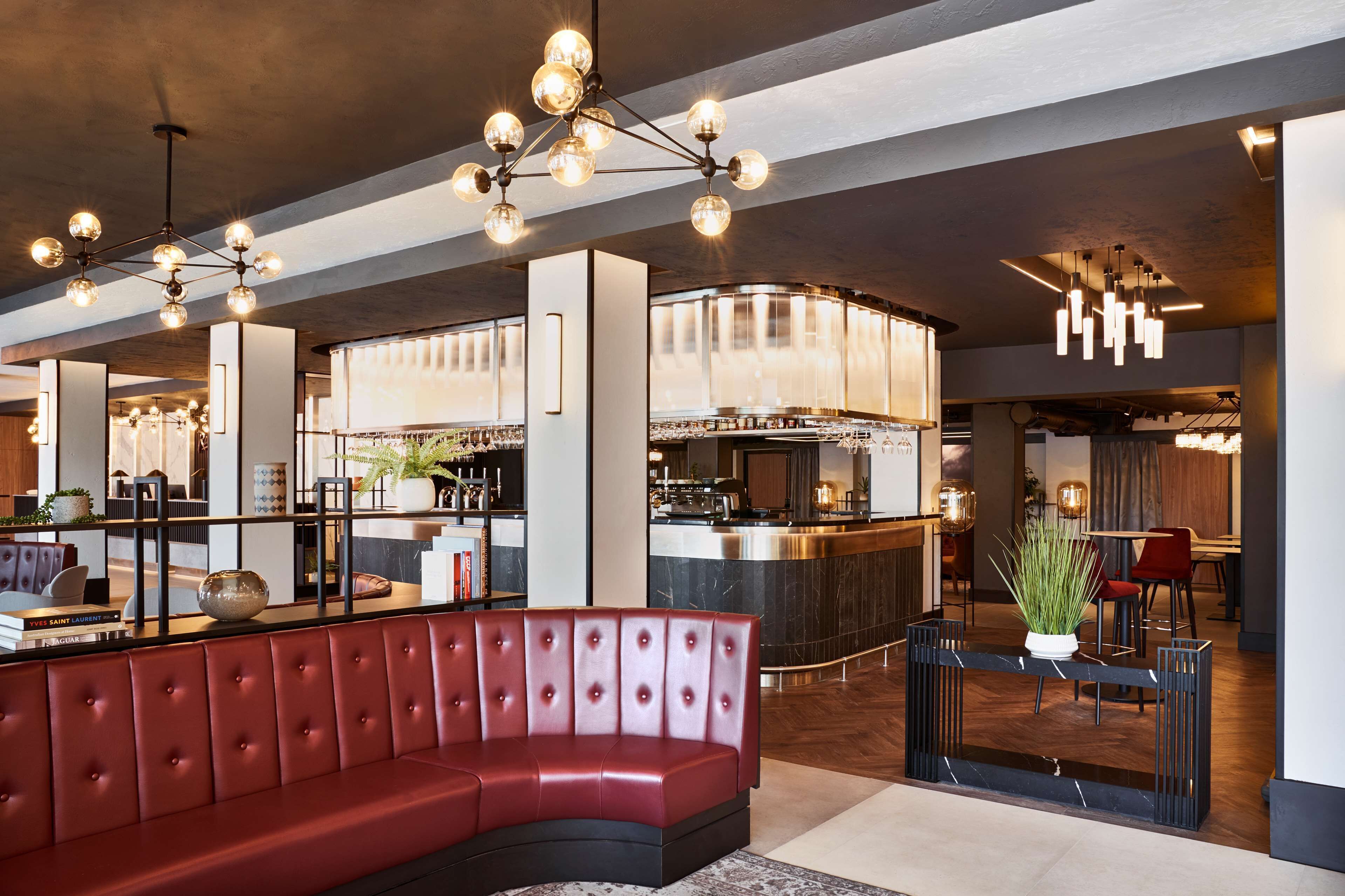 2 bars/lounges