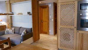 Une cuisine moderne avec des meubles en bois et un four encastré.