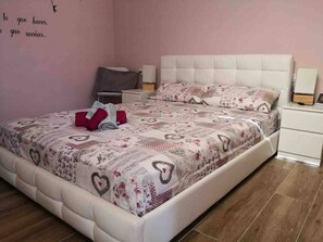 2 chambres, fer et planche à repasser, Wi-Fi, draps fournis