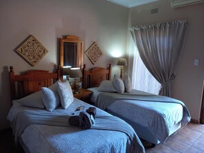 Standard Twin Room | Peralatan tempat tidur premium, gebar bulu kapas