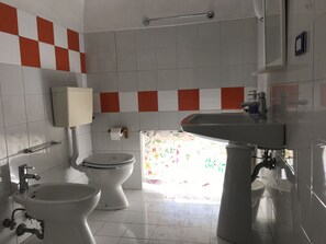 Baignoire, baignoire à remous, séchoir à cheveux, bidet
