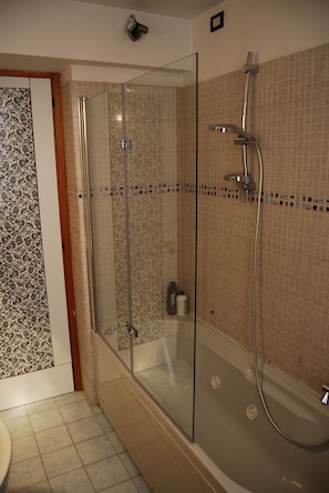 Bathtub, jetted bath, hair dryer, bidet - Open space in the center a few steps from the sea (Pescara)