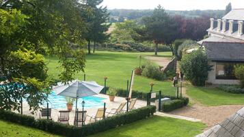 UtendĂžrsbasseng og et oppvarmet basseng