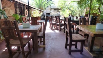 Phục vụ bữa sáng, bữa trưa, bữa tối, đặc sản địa phương