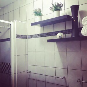 Een douche, een haardroger, handdoeken, zeep