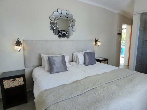 Minibar, blackout curtains, iron/ironing board, free WiFi - Villa Africa Guesthouse (Tsumeb)