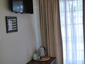 Minibar, blackout curtains, iron/ironing board, free WiFi - Villa Africa Guesthouse (Tsumeb)