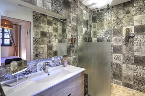 Dusche, Haartrockner, Handtücher, Shampoo