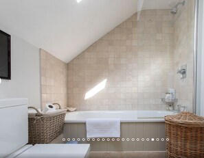 Apartment | Deep-soaking bathtub - 3-Bedroom Mews House with Optional Parking (London)