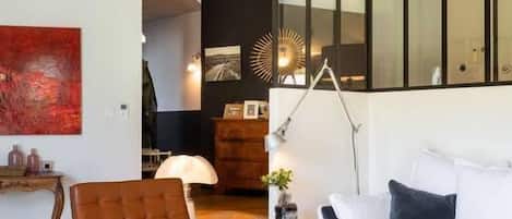 Televisión, chimenea, videojuegos y libros