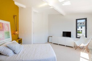5 bedrooms, iron/ironing board, travel crib, WiFi
