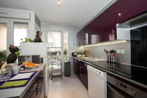 Fridge, microwave, oven, stovetop - Montmartre - Ruisseau - Unique apartment (Paris)