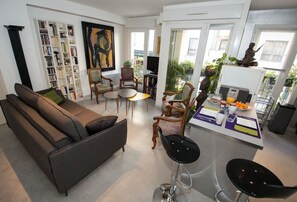 Fernseher, DVD-Player, Bücher, Stereoanlage