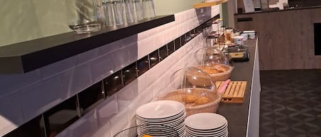 Buffet déjeuner gratuit tous les jours