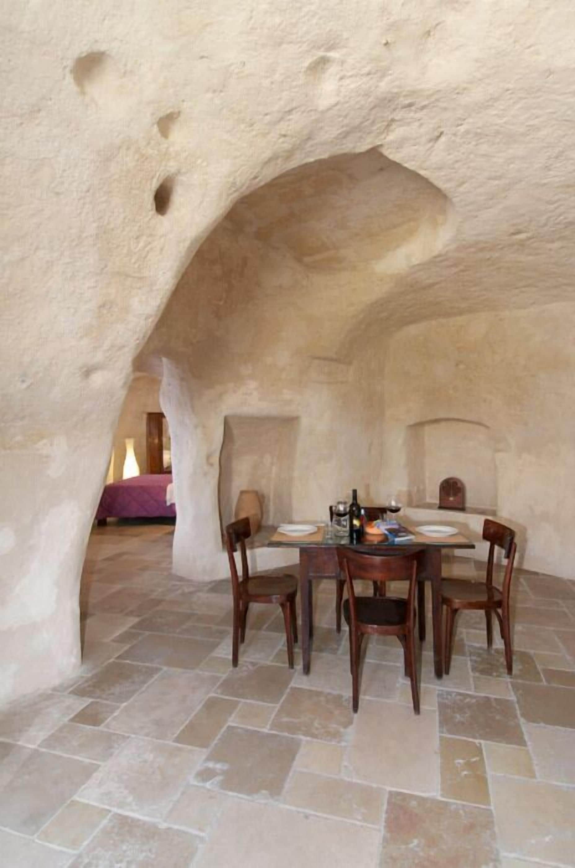 ألحفة محشوة بالريش وميني بار ومكتب ومساحة عمل للكمبيوتر المحمول