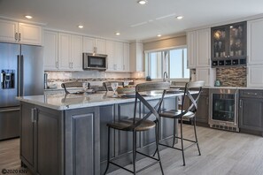 Réfrigérateur, four à micro-ondes, un four, surface de cuisson