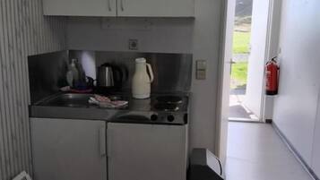 Economy Cabin | Free cribs/infant beds, rollaway beds, free WiFi, bed sheets