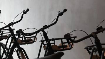 Varias bicicletas estáticas en una habitación con una pared lisa.