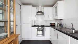 Comfort House | Private kitchen | Full-size fridge, microwave, oven, dishwasher - My-Places 4 Bed Town House - 3A (Manchester)