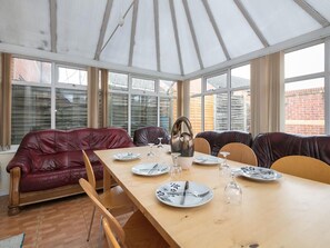 Dining - My-Places Elegant 6 Bed Town House - 68 (Manchester)