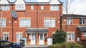 Front of property - My-Places Large 4 Bed Town House - 14A (Manchester)