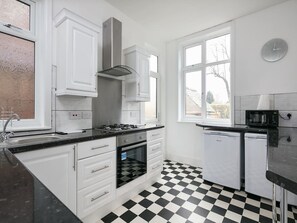 Geladeira grande, micro-ondas, fogão, cooktop