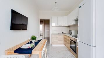 Apartment, 2 Schlafzimmer | Eigene Küche | Großer Kühlschrank, Mikrowelle, Ofen, Herdplatte