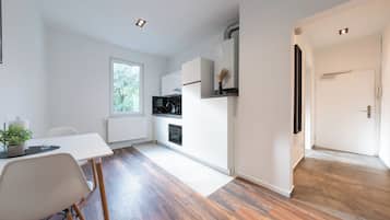 Deluxe Apartment mit 2 Schlafzimmern | Wohnbereich | 43-Zoll-Flachbildfernseher mit Satellitenempfang, Fernseher