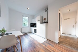 Comfort Studio Apartment | 専用キッチン | 大型冷蔵庫、電子レンジ、オーブン、エスプレッソマシン
