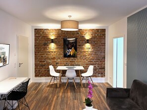 3-Zimmer Supreme Apartment mit 2 Schlafzimmern, 1 Wohnzimmer und Terrasse oder Galerie | リビング エリア | 43 インチの薄型テレビ (衛星放送視聴可)、テレビ