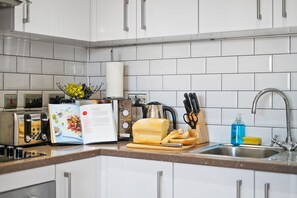 Tủ lạnh, lò vi sóng, lò nướng, bếp nấu 