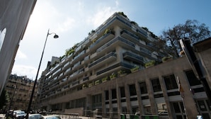 A multi-story parking garage with balconies and a modern architectural design. - Schloesing, 16e Tour Eiffel, Luxueux pied à terre (Paris)