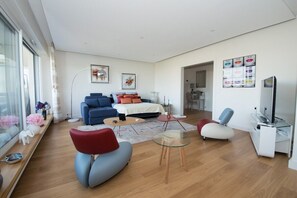 2 habitaciones, escritorio, tabla de planchar con plancha y wifi gratis