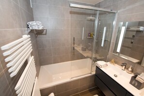 Bruser, hårtørrer, håndklæder, Toiletpapir