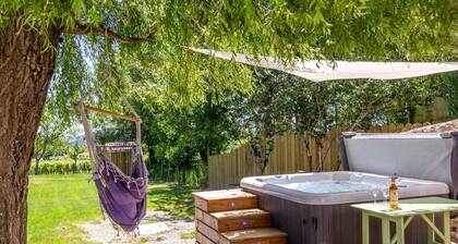 Heated pool, jacuzzi, vineyard views. Walk to restaurant, market, wine tasting.