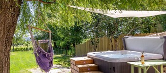 Heated pool, jacuzzi, vineyard views. Walk to restaurant, market, wine tasting.