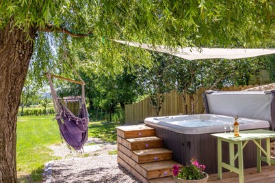 Heated pool, jacuzzi, vineyard views. Walk to restaurant, market, wine tasting.