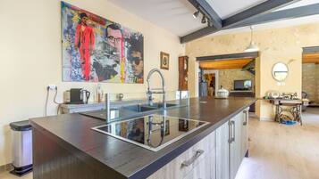 Réfrigérateur, micro-ondes, four, plaque de cuisson