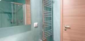 Deluxe Double Room, Non Smoking, Sea View (Verde) | Bathroom | Shower, rainfall showerhead, free toiletries, hair dryer - La Casa sul Mare (Salerno)