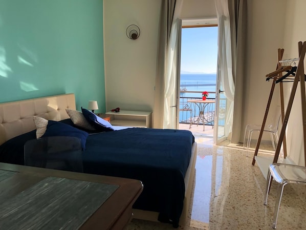 Deluxe Double Room, Non Smoking, Sea View (Verde) | Hypo-allergenic bedding, down comforters, memory foam beds, desk - La Casa sul Mare (Salerno)