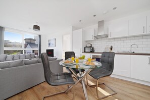 Departamento, 2 habitaciones | Área de sala de estar | Smart TV de 43 pulgadas con canales digitales, televisión y Netflix 