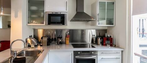 Réfrigérateur, micro-ondes, four, plaque de cuisson