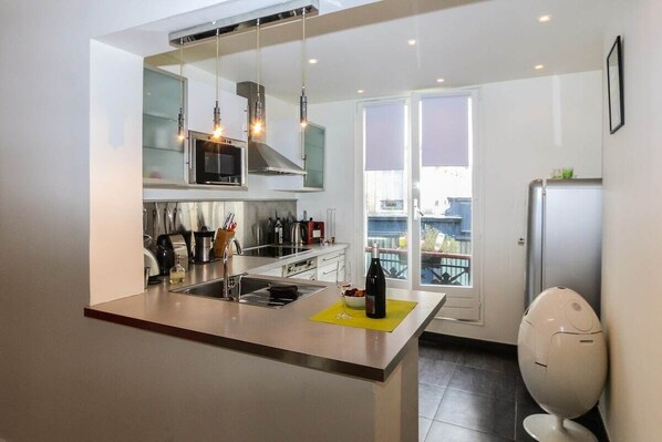 Fridge, microwave, oven, stovetop - Cosy Apartment - Lancry - Canal-St-Martin (Paris)