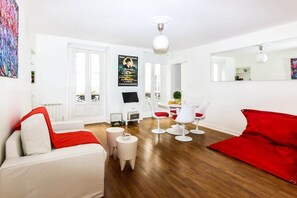 TV, books - Cosy Apartment - Lancry - Canal-St-Martin (Paris)