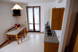 Perushuoneisto, 2 makuuhuonetta, parveke, vuoristonäköala | Yksityinen keittiö | Täysikokoinen jääkaappi, mikroaaltouuni, liesi, kahvin-/teenkeitin